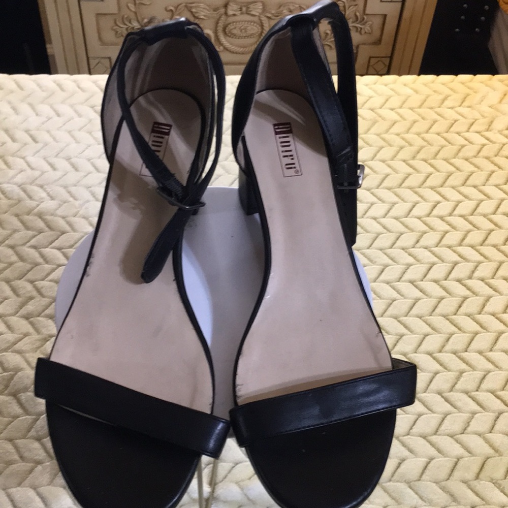 Ladies size 11 DiDifu black pee toe sandals